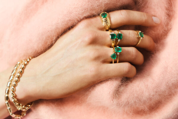 251124_DellAcqua_0507 pierścionek ze szmaragdem kolumbijskim i brylantami pr.750