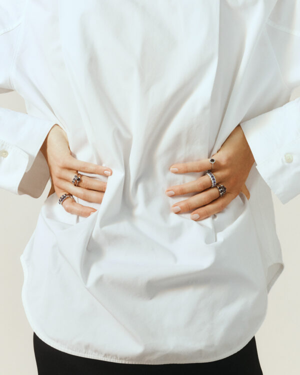 251124_DellAcqua_0832 pierścionek z brylantem barwa f i szafirem pr.750